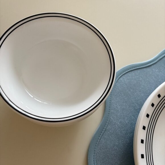 White dish set with navy detaililng - Picture 7 of 8